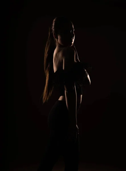 Bella Silhouette Una Ragazza Attraente Piedi Studio — Foto Stock