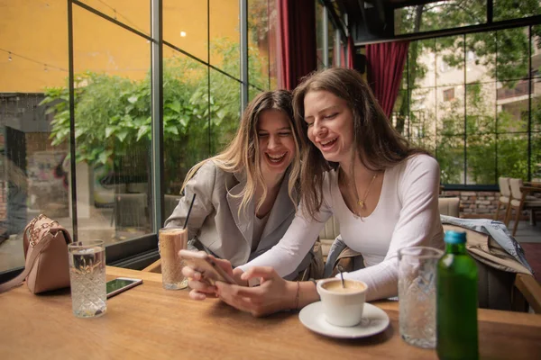 Two Amazing Attractive Sisters Laughing Photos Together Phone — Stock Photo, Image