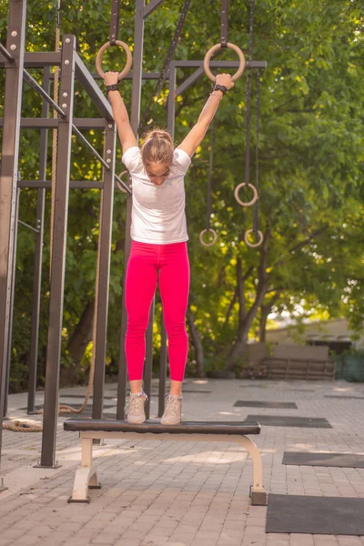 Attractive Beautiful Girl Trying Something New While Training — Stock Photo, Image