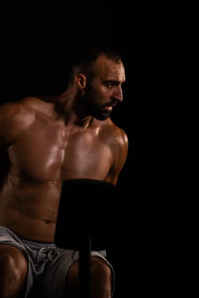 Yakışıklı Güçlü Bir Adamın Portresi Üstsüzken Egzersize Ara Veriyor — Stok fotoğraf