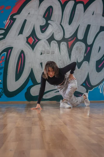 Aantrekkelijke Jonge Vrouw Doet Breakdance Bewegen Graffiti Achtergrond — Stockfoto