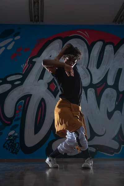 Bailarina Hip Hop Afroamericana Breakdancer Actuando Sobre Fondo Graffiti Exposición — Foto de Stock