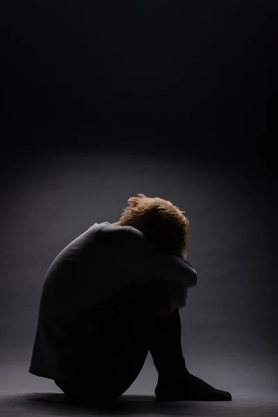 Silhouette Boy Sitting Crying Pain Him — стоковое фото