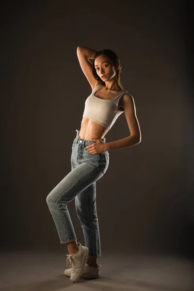 Casual Dressed Skinny Girl Psoing Studio Grey Background — 스톡 사진