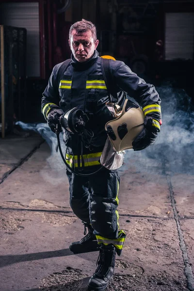 Retrato Del Joven Bombero Pie Sosteniendo Una Motosierra Medio Del —  Fotos de Stock