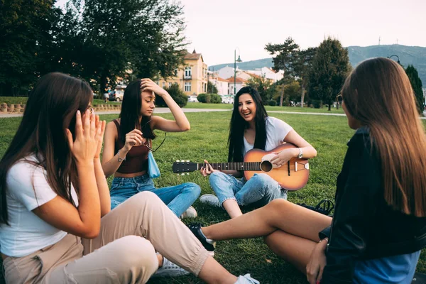 Schwarze Haare Und Schönes Mädchen Lacht Und Spielt Gitarre Während — Stockfoto