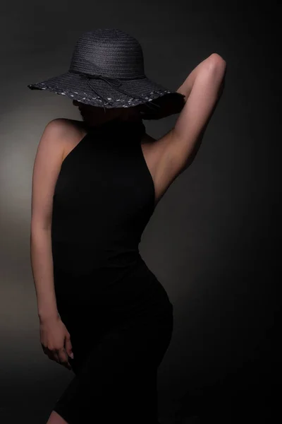Mystery Girl Posing Studio Dressed Her Black Dress Hat — Stock fotografie