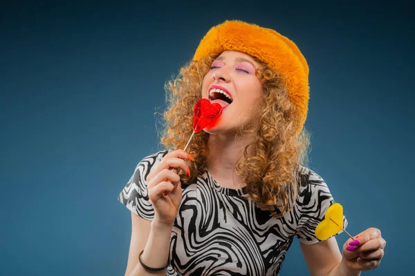 Jovem Atraente Adorável Está Divertindo Com Doces — Fotografia de Stock