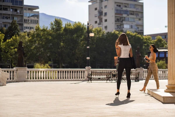 Zwei Geschäftsfrauen Gehen Eile Ihrem Eigenen Weg Entgegen — Stockfoto