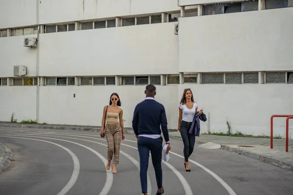 Tres Personas Negocios Multirraciales Hermosos Están Caminando Todos Juntos Uno —  Fotos de Stock