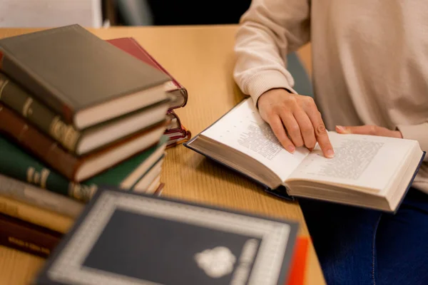 Dziewczyna Biurku Wskazująca Ważną Część Książki Bibliotece — Zdjęcie stockowe