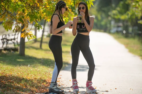 Due Attraenti Migliori Amici Che Parlano Bevono Frullati Nel Parco — Foto Stock