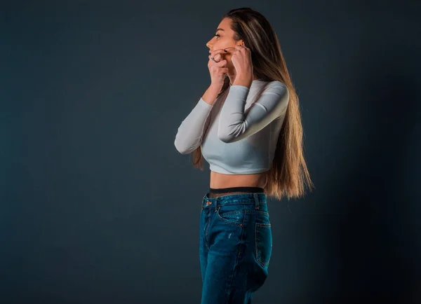 現代的なスタイルのパンツとセーターを身に着けている流行の若い女性のスタジオボディショット — ストック写真