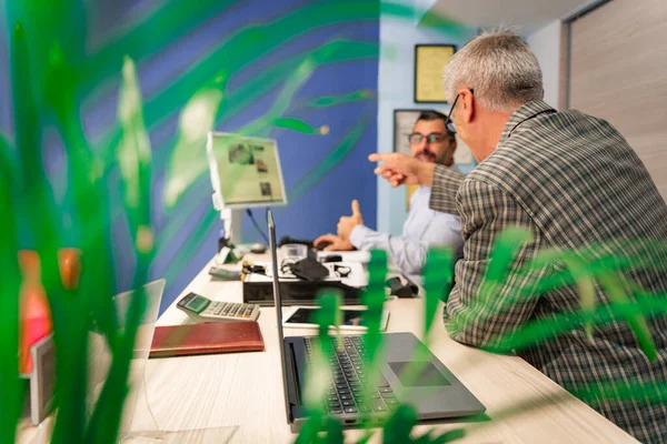 Dos Empresarios Alto Nivel Sonríen Sobre Sus Resultados Positivos Para — Foto de Stock