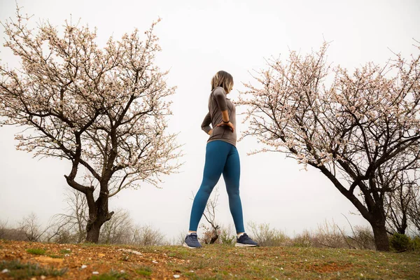 Fit Girl Working Out Trees — Fotografia de Stock