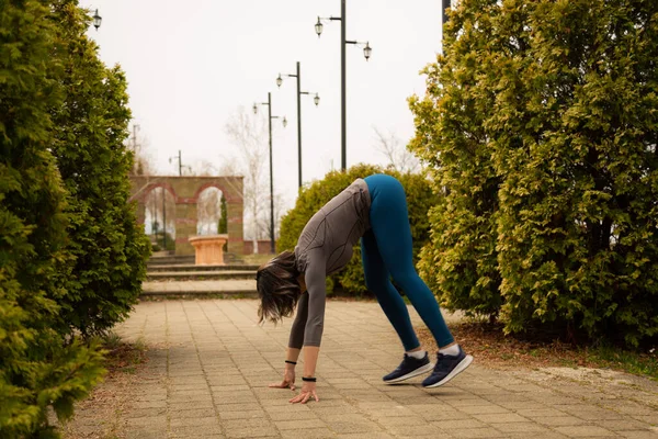 Woman Exercising Middle Park — Fotografia de Stock