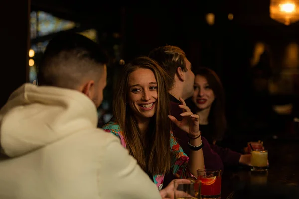 Increíble Hermosa Dos Parejas Jóvenes Están Hablando Bar Pasar Buen — Foto de Stock
