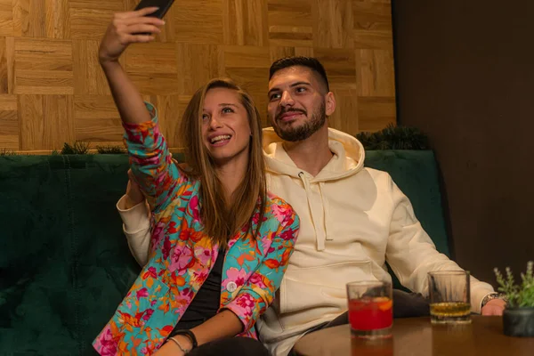 Incrível Belo Jovem Casal Está Tomando Uma Selfie Enquanto Sorri — Fotografia de Stock