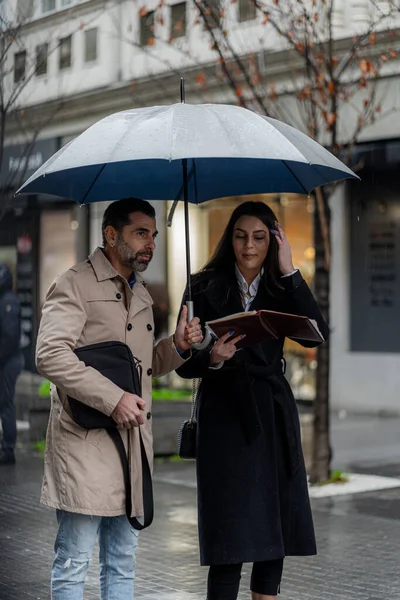 Two Amazing Beautiful Business People Talking Standing Out Rain — Stockfoto