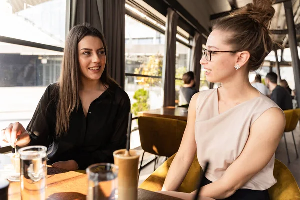 Grupo Jóvenes Empresarios Están Teniendo Una Conversación Sobre Empresa —  Fotos de Stock