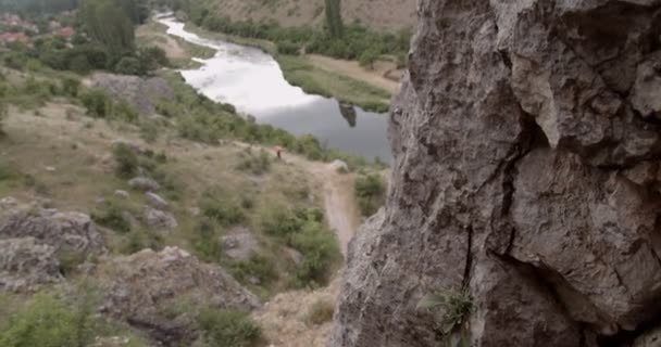 Τέλειο Πλάνο Του Μεγάλου Βράχου Μια Όμορφη Φύση Πίσω Του — Αρχείο Βίντεο