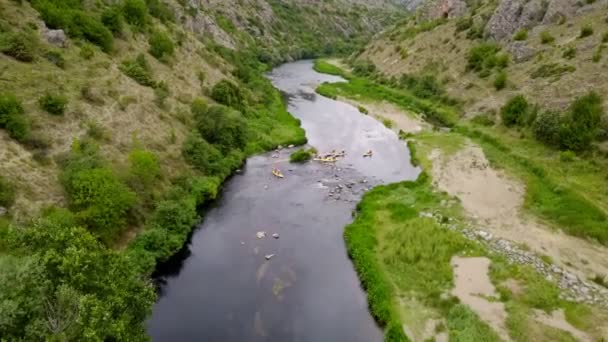 Group Friends Stuck Kayaks Middle Mountain River — Stock videók