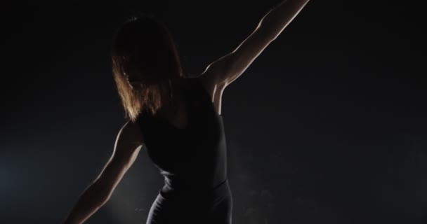 Красивая Балерина Пытается Сделать Упражнение Переходя Следующему Шагу — стоковое видео