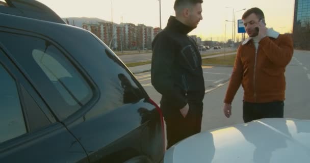 Twee Mensen Ruziën Inspecteren Schade Het Auto Ongeluk — Stockvideo