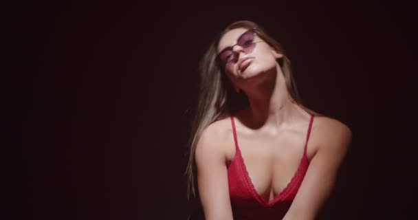 Piękna Fajna Dziewczyna Tańcząca Zmysłowo Czerwonej Bieliźnie Okularach Przeciwsłonecznych Odizolowana — Wideo stockowe