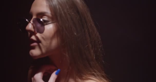 Cooles Mädchen Das Verführerisch Roten Dessous Auf Schwarzem Untergrund Tanzt — Stockvideo