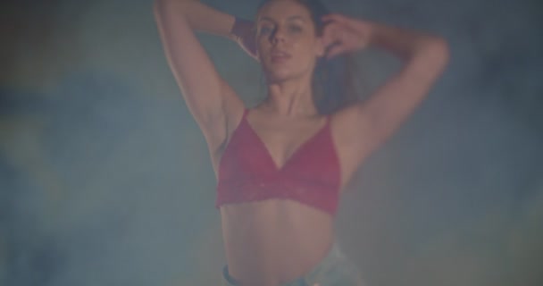 Cool Girl Sujetador Jeans Moviéndose Seductora Cámara Lenta Profundidad Campo — Vídeo de stock