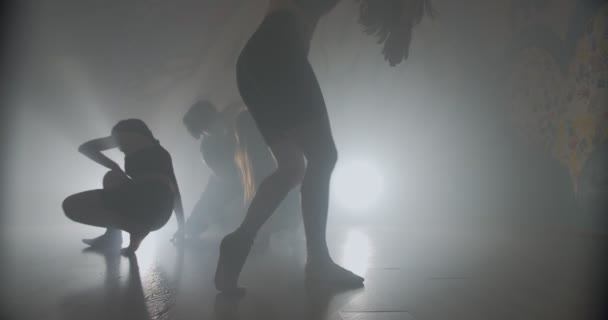 Tree Girls One Nigger Dancing Together Studio — Vídeo de Stock