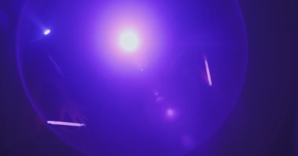 Grupa Tancerzy Wielorasowych Tańczy Świecącym Patykiem Światłami Ultrafioletowymi — Wideo stockowe