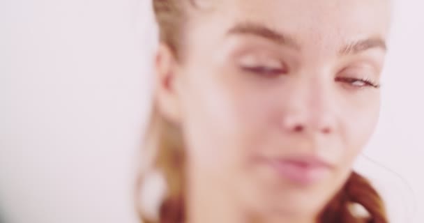 Schöne Mädchen Sanft Berühren Ihr Gesicht Isoliert Auf Beigem Hintergrund — Stockvideo