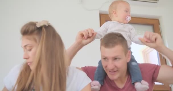 Jovem Pai Está Confortando Sua Filha — Vídeo de Stock