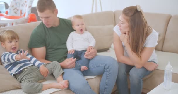 Menino Está Apontando Para Enquanto Bebê Boceja — Vídeo de Stock