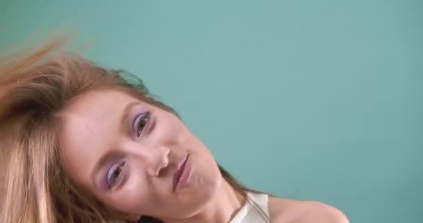 Приваблива Дівчина Сміється Спокушає Під Час Їжі Шоколадних Кульок — стокове відео