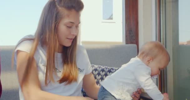 Заботливая Красивая Мать Заботится Своем Ребенке Время Разговора Мужем — стоковое видео