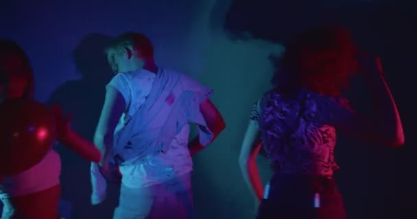 Baráti Társaság Táncol Lufikkal Miközben Jól Érzik Magukat — Stock videók