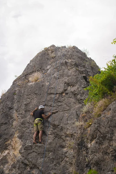 Beau Forme Gars Grimpe Tout Pensant Beaucoup Prochaine Étape — Photo