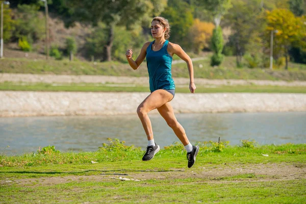 Attraktives Und Schön Durchtrainiertes Mädchen Läuft Schnell Fluss Entlang — Stockfoto