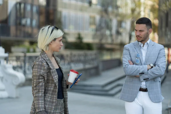 Två Affärspartners Diskuterar Planen För Sitt Företag — Stockfoto