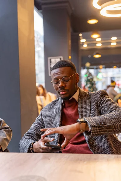 Handsome Attractive Black Businessman Sitting Cheking His Phone — Stock Photo, Image