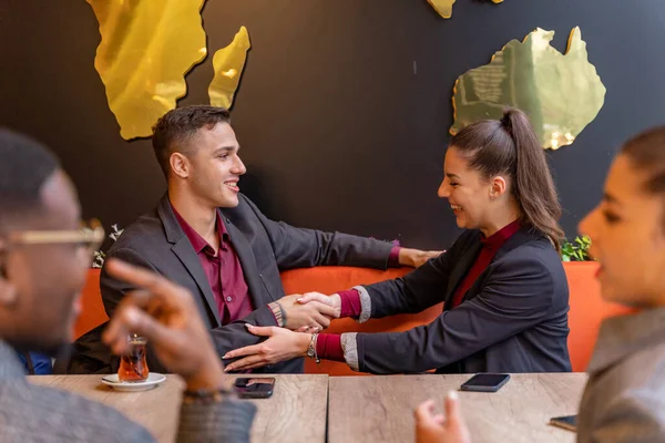 Duas Pessoas Negócios Incríveis Atraentes Estão Fazendo Acordo Sorrindo — Fotografia de Stock