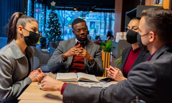 Grupo Empresários Multirraciais Estão Tendo Uma Conversa Com Suas Máscaras — Fotografia de Stock