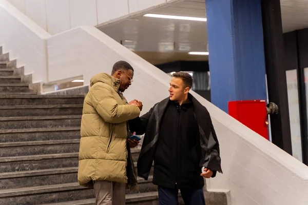 Dos Guapo Multirracial Hombre Negocios Están Haciendo Trato — Foto de Stock