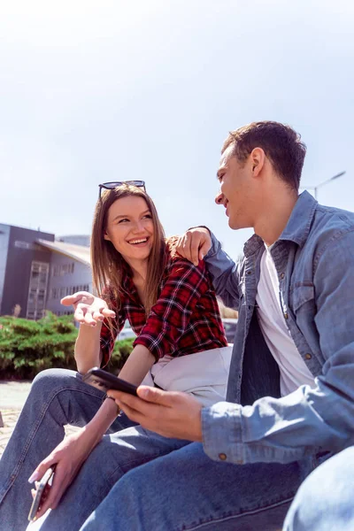 Couple Mignon Talkig Souriant Tout Étant Assis — Photo