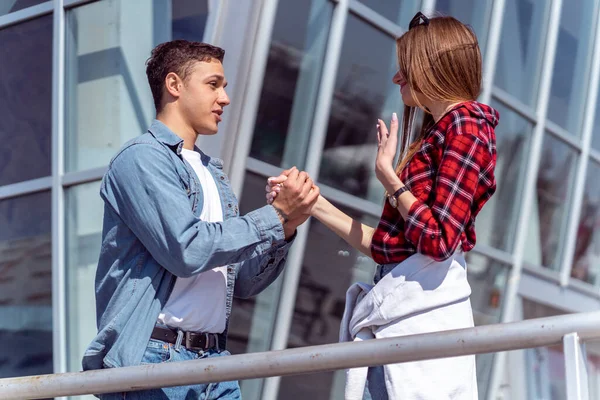 Söta Par Talar Något Sött När Står — Stockfoto