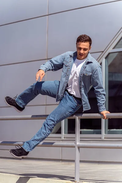 Lindo Chico Saltando Sobre Valla Frente Del Edificio — Foto de Stock