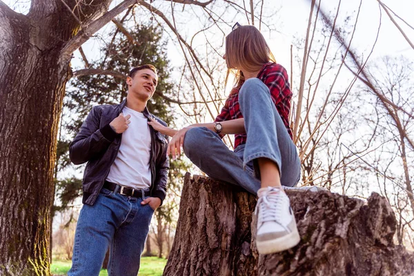 Söta Par Som Har Konversation Parken Solnedgång — Stockfoto